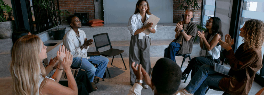 foto de uma equipe de trabalho realizando treinamento da NR1