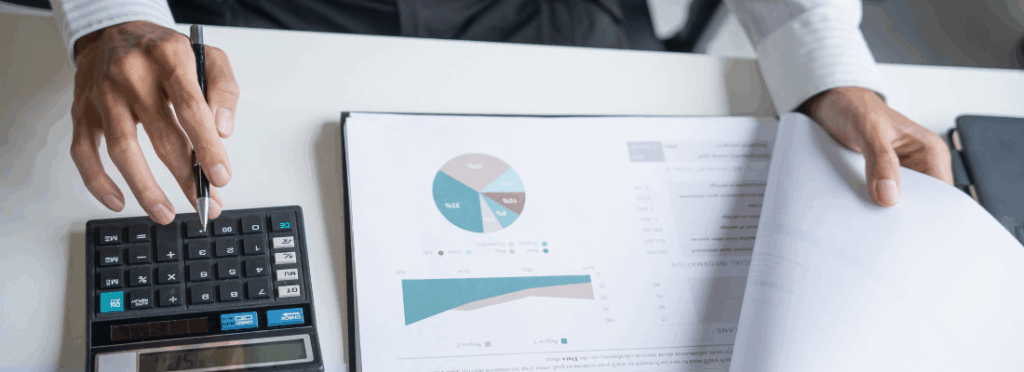 ilustração de homem utilizando calculadora para calcular custos de compliance
