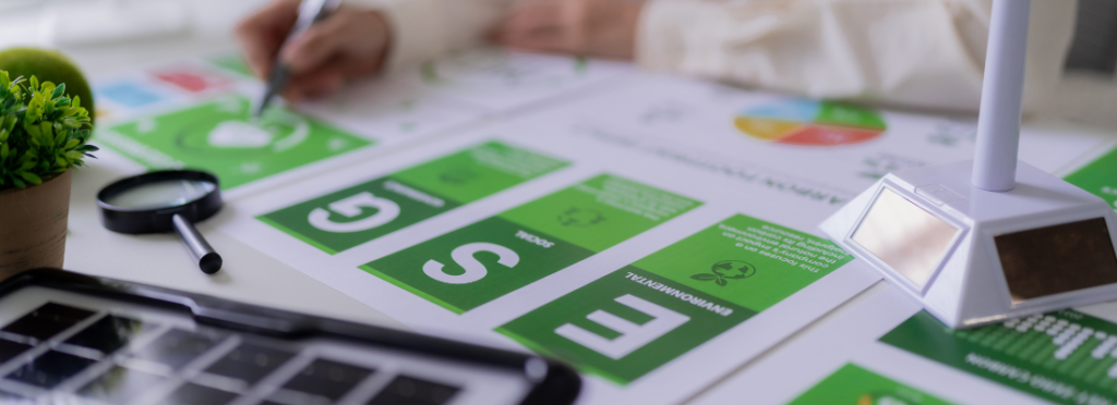 Planejamento de estratégias ESG com indicadores ambientais, sociais e de governação analisados em documentos corporativos sobre a mesa.