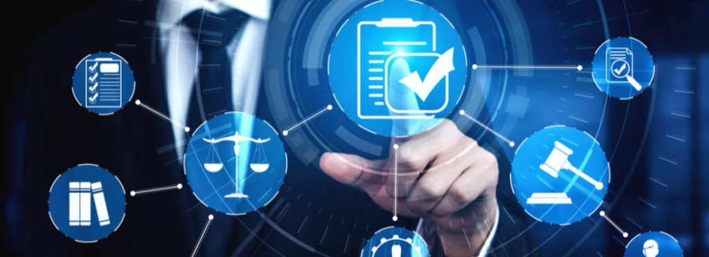 Mão interagindo com ícones digitais de compliance, governança, auditoria e conformidade, representando o planejamento e a gestão de programas de integridade nas organizações.
