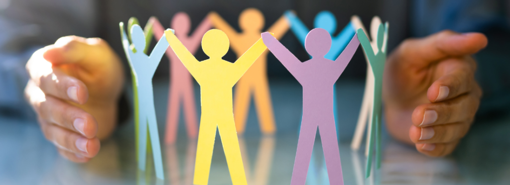 Liderança intermediária representada por figuras humanas coloridas de mãos dadas, simbolizando união e fortalecimento da cultura de compliance dentro da organização.