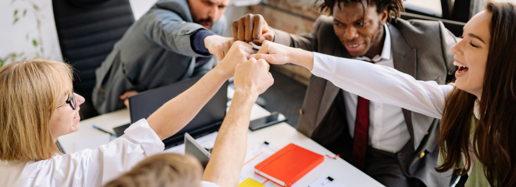 Equipe corporativa reunida simbolizando confiança e transparência no ambiente de trabalho e na cultura de compliance