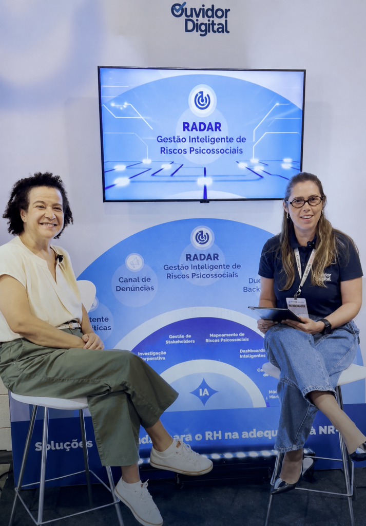 Ana Fontes e Jociane Sousa no estande do Ouvidor Digital no Vittude Summit